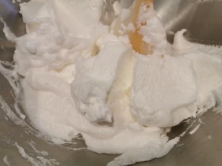 空气舒芙蕾~消耗蛋白的好方法,硅胶铲把打发好的蛋白，铲出到铺好油布或者油纸的烤盘上