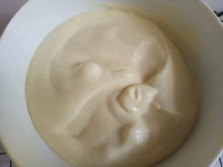 平底锅舒芙蕾,拌好的面糊如图,装进裱花袋中