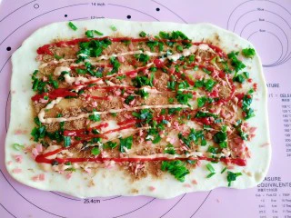 手撕海苔肉松面包,挤适量沙拉酱、番茄酱。