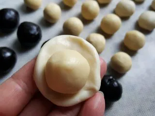 中式点心~玫瑰酥,一份水油皮包入一份油酥馅,十份全部包好以后收口向下,松弛十分钟。