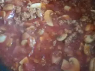 意式番茄蘑菇通心粉,煸炒好以后加蘑菇片加番茄酱一起翻炒