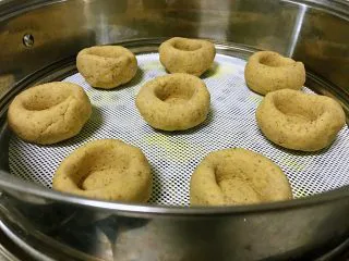 黑豆渣窝窝头,将所有面团按此步骤依次做好,冷水上蒸锅,蒸18分钟。