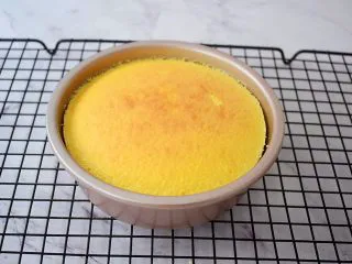 酸奶蛋糕(黄油版),烤好取出等凉透了再脱模,无需倒扣