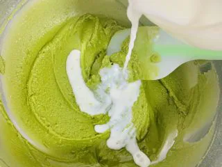 古早蛋糕（青汁）,加入牛奶，继续翻拌。