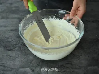 【烘焙食谱】芒果班戟 │展艺烘焙,淡奶油加糖粉一起打到9分发备用