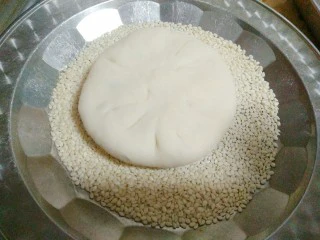 紫菜光饼,也叫福州肉烧,包好的生饼光滑面抹点水,粘上白芝麻