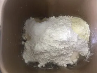 佛系养生黑芝麻辫子面包,第五步:加入奶粉启动揉面程序