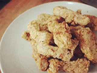 私房糖醋里脊,放入油锅炸至金黄色取出备用