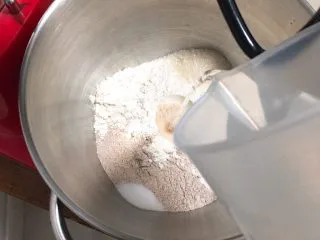 奶油黑麦奶酪包,清水加温至37度,倒入厨师机搅拌一下。