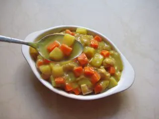 葡国鸡饭：在家复制香浓馥郁的异域美食,.将煮好的酱汁浇在炒好的米饭上。 