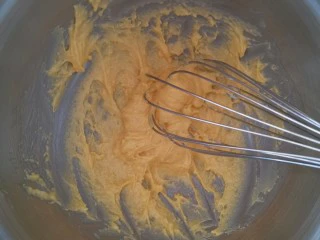 卡通圆环戚风蛋糕,拌成这样,有点粘稠,是正常的