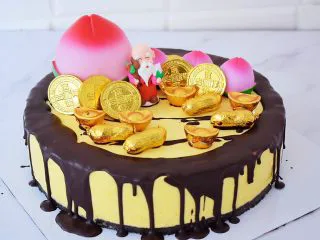 寿星公芒果慕斯蛋糕(十寸),然后摆上寿桃、寿星公、金币巧克力、花生巧克力、金元宝巧克力即可