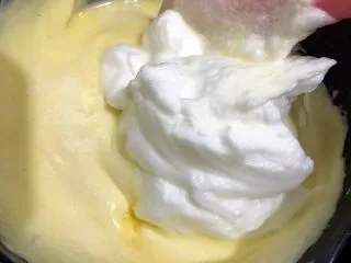 海苔肉松小贝,再加入剩下的一半蛋白翻炒均匀