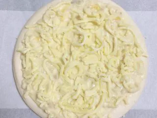 蜜瓜蔬果披萨,撒上一层芝士碎。