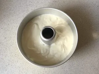 淡奶油戚风蛋糕,倒入中空模具，震一下气泡