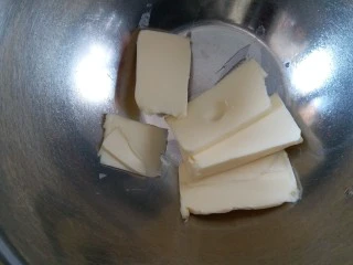 巧克力豆曲奇,黄油切薄片,软化到可以用手指轻松的按出个小窝的状态。冬天气温低,如果室温也低的话,可以放在烤箱内用发酵的模式加热两到三分钟。