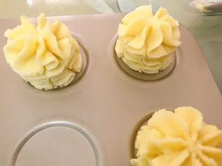 酥酥的香草曲奇小花,在曲奇盘上挤出小花