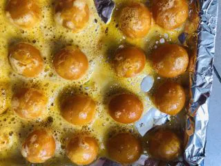 酥到掉渣的豆沙蛋黄酥,你要来一个吗?,烤好的鸭蛋黄放凉待用。