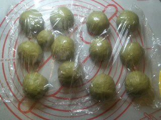 爆浆抹茶冰心面包,分成60克一个的小面团。整圆后，室内松弛15分钟。