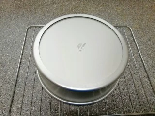 斑马纹戚风蛋糕(8寸),倒扣在晾网上,凉透之后脱模。