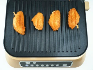 #东菱牛排机测评#爱是几分熟，我只要五分就好,来看看“鸡翅”菜单的效果，我个人感觉鸡翅的话上色是不错的（这个跟调味料多少也有关系的，不要放太多料会影响成色）表面感觉偏干，肉质还行，但是由于鸡翅有骨头的原因，所以效果没有纯肉扒的好，很容易里面还没熟。 