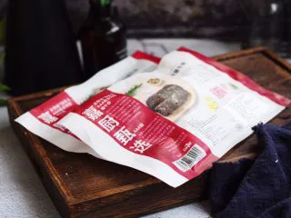 红酒黑胡椒牛排,提前从冰箱的冷冻室里拿出冷冻的太阳谷板腱牛排,板腱是位于牛肩与胸部之间,其均匀分布的大理石油花让它的肉质更细嫩。