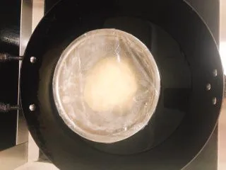 杂蔬沙拉面包,面团揉光滑放入碗中，包上保鲜膜，放到装有温水的锅，盖上盖子发酵1小时，中间水凉了需加热1次。