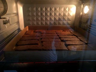 红糖全麦杏仁曲奇,放入预热好的烤箱中下层,烤20分钟。