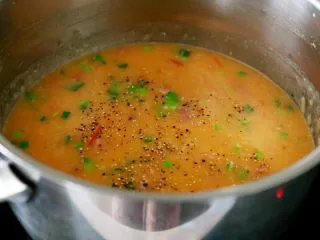 西红柿土豆浓汤,12.最后撒些蒜苗,或者香菜、小香葱、欧芹,还有黑胡椒粉就可出锅了。