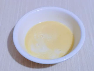 新手入门级～蓝莓椰蓉马芬蛋糕,加入牛奶，打至均匀。