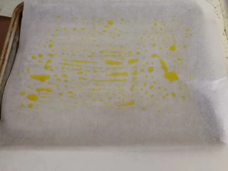 快手早餐&吐司鸡蛋烤火腿&小米粥,烤盘铺上调理油纸，抹油（如图）