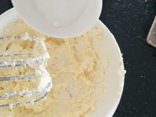 抹茶奶酪慕斯核桃布朗尼（8寸）,分次加入35克细砂糖B打发