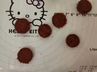 脆皮冰淇淋蛋糕,三， 脆皮冰淇淋 红丝绒蛋糕片成薄片，一个迷你小蛋糕片三片！两个蛋糕就够了 