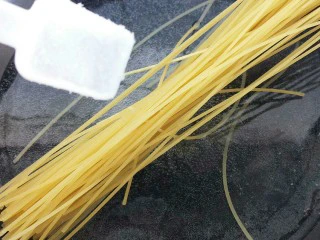 青椒香菇牛肉意面,加一点盐煮，防止黏连