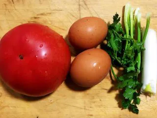 番茄鸡蛋拌意面,准备原材料番茄、鸡蛋、葱、姜备用