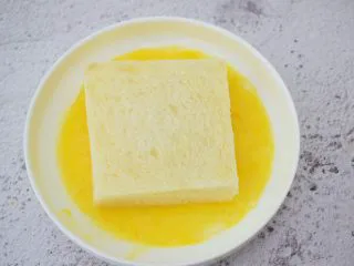 芒果酸奶吐司,放入蛋液中