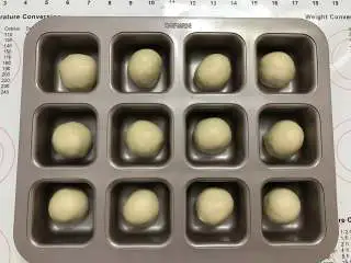 一次发酵餐包,依次将做好的面团放入烤盘中。