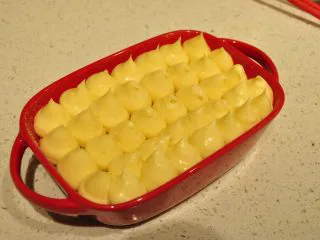 日式豆乳盒子蛋糕,再挤上一层豆乳。