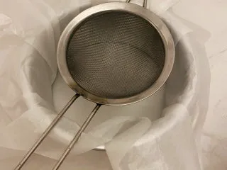 巴斯克芝士蛋糕,可把过筛网放在六寸蛋糕模具中过筛奶油奶酪面糊