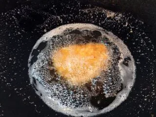 美味的日式炸猪排,放凉点后再放入油中复炸一次