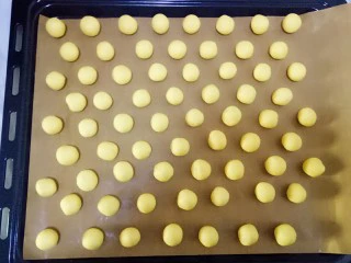 玛格丽特饼干,冷藏好的面团分成小剂子，揉成小球，如果揉不成圆球，就在手心握几秒，用手新的温度融化黄油，就容易成团了