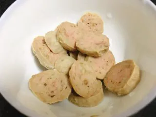 了不起的小番茄 番茄牛丸芝士意面,牛丸切片备用。