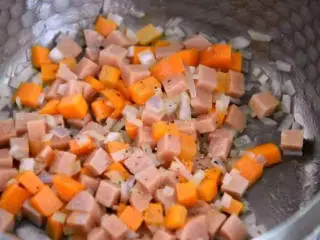 美味西餐土豆沙拉的做法,再加入洋葱粒、盐,黑胡椒,炒匀