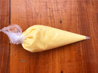 柠檬玛德琳甜甜圈,把面糊放到裱花袋里。