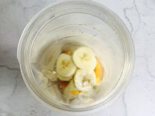 芒果香蕉奶昔,香蕉放入料理杯