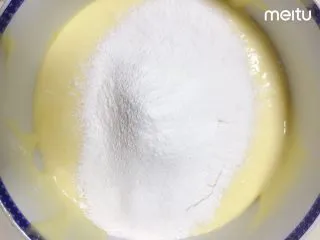 0黄油酸甜香橙磅蛋糕,再筛入另一半低粉,切拌均匀