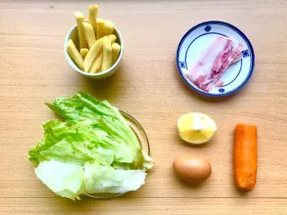 薯条的N种吃法,准备好食材。如果不是市售薯条,就切成这样的“土豆棍”,粗细大概0.8-1cm。