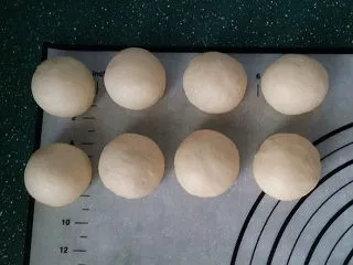 香葱火腿面包卷,取出排气，按总量分割14等份（另6份做排包了），搓圆盖膜松驰15分钟