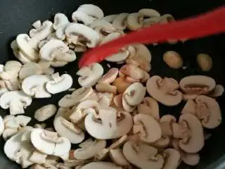 意式番茄蘑菇通心粉,锅内加油热后,先煸炒蘑菇。
