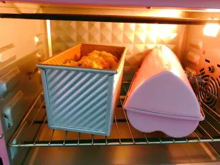 波兰种——香葱肉松手撕面包,放入预热好的烤箱下层180度烤35分钟,上色满意后一定要盖锡纸哦